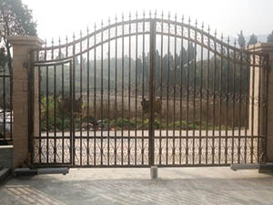 <b>铁艺大门</b>